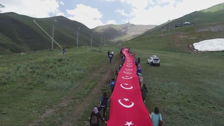 15 Temmuz şehitleri 150 metrelik Türk bayrağı ile anıldı 8