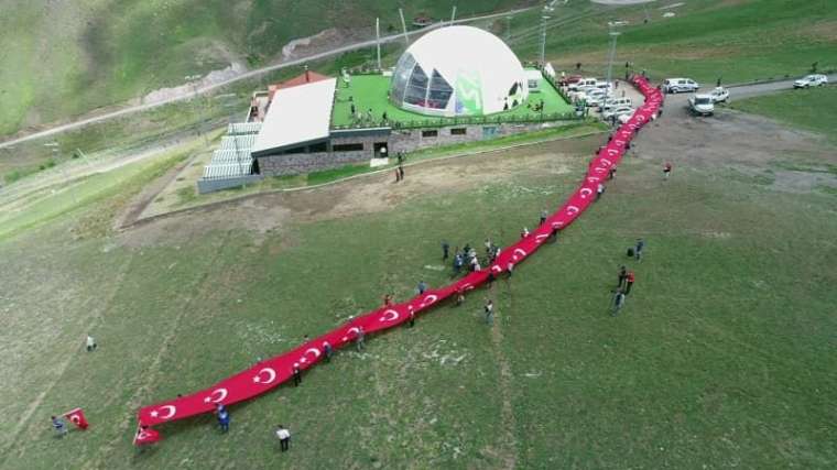 15 Temmuz şehitleri 150 metrelik Türk bayrağı ile anıldı 4