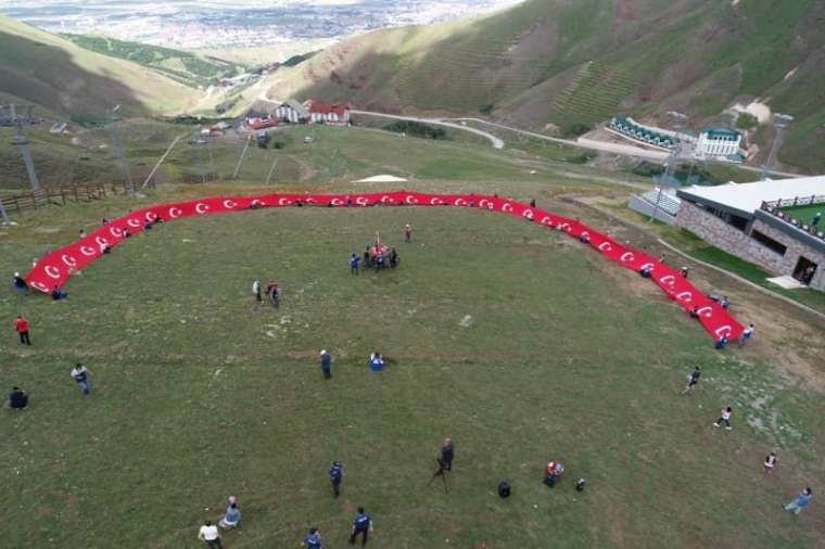 15 Temmuz şehitleri 150 metrelik Türk bayrağı ile anıldı 10