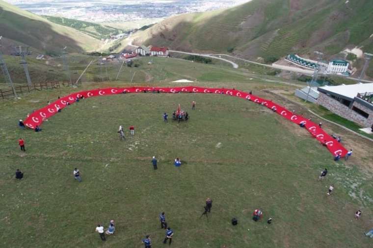 15 Temmuz şehitleri 150 metrelik Türk bayrağı ile anıldı 5