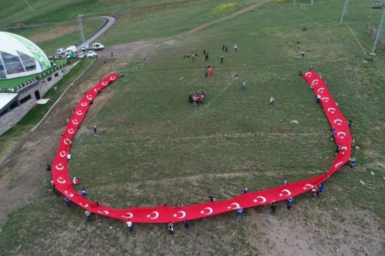 15 Temmuz şehitleri 150 metrelik Türk bayrağı ile anıldı 6