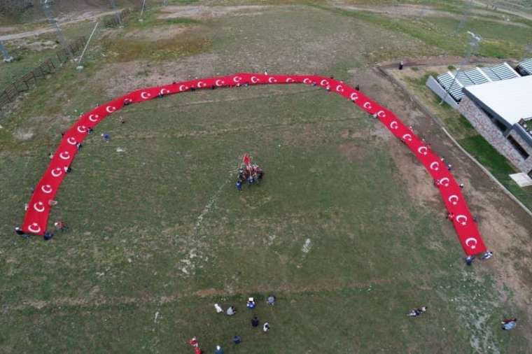 15 Temmuz şehitleri 150 metrelik Türk bayrağı ile anıldı 7