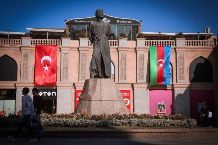 Bakü'de Azerbaycan ve Türk bayrağı şöleni 1