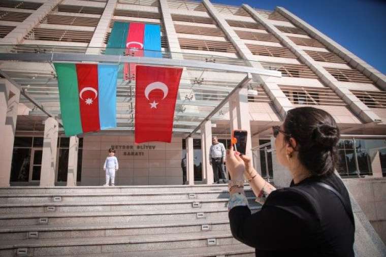 Bakü'de Azerbaycan ve Türk bayrağı şöleni 3