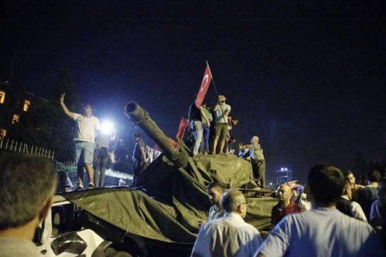 Evdeki eşyalar kendiliğinden tutuşuyor! 12