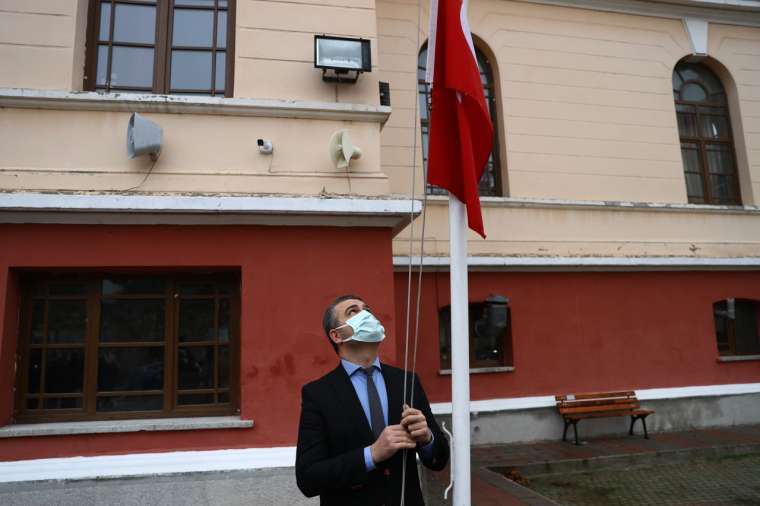 Bakan çağrı yapmıştı! 81 ilde tüm okullarda İstiklal Marşı okundu 25