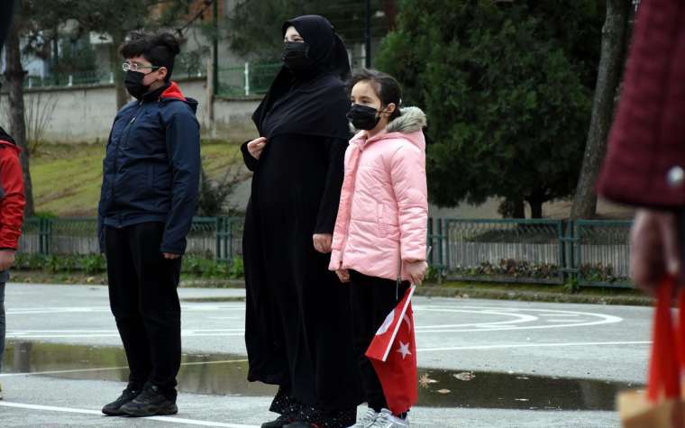 Bakan çağrı yapmıştı! 81 ilde tüm okullarda İstiklal Marşı okundu 24