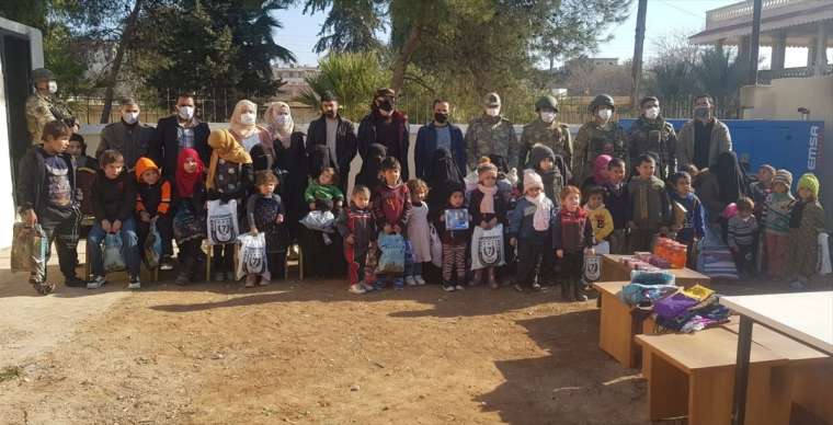 Türk askeri, Rasulayn'daki dul ve yetimlerin yüzünü güldürdü 1