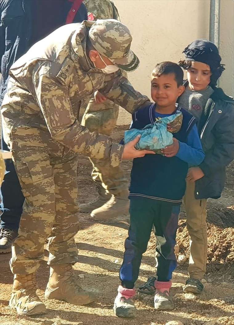 Türk askeri, Rasulayn'daki dul ve yetimlerin yüzünü güldürdü 3