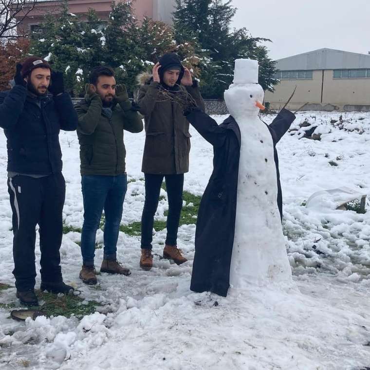 Yağış etkili oldu! Kardan adamlar görenleri gülümsetti... 2