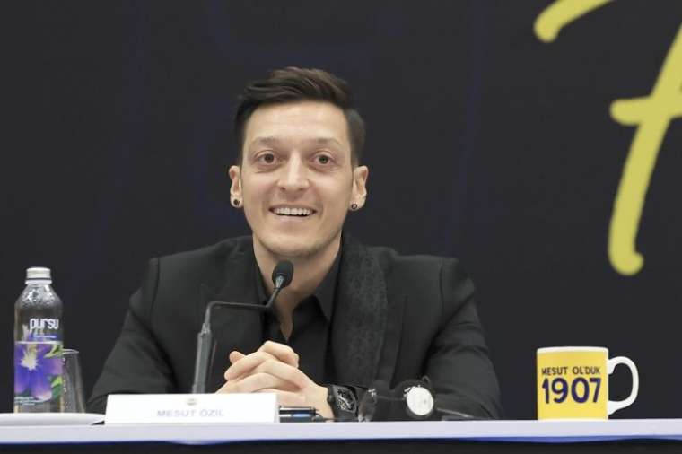 Mesut Özil'in imzası Avrupa'yı salladı! 4