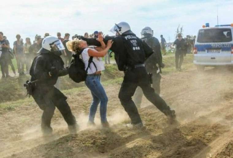 Türkiye kınamak için yarışa girenlerin portresi! 6