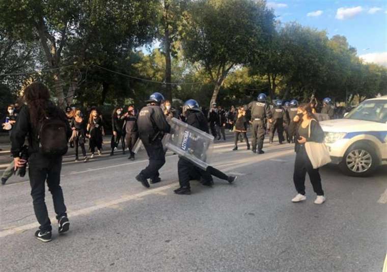 Güney Kıbrıs'ta ortalık karıştı! Halk sokağa döküldü 4