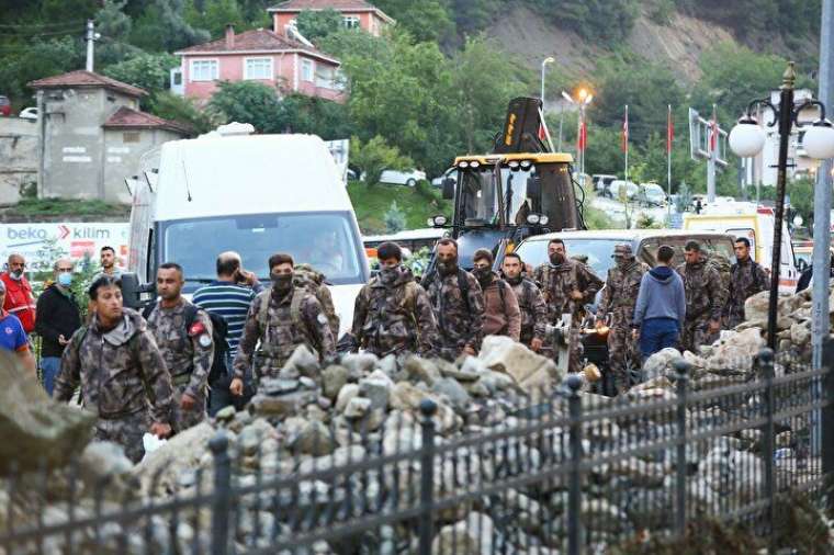 Sel felaketinin etkisi gün ağarınca ortaya çıktı! Korkunç görüntüler 25