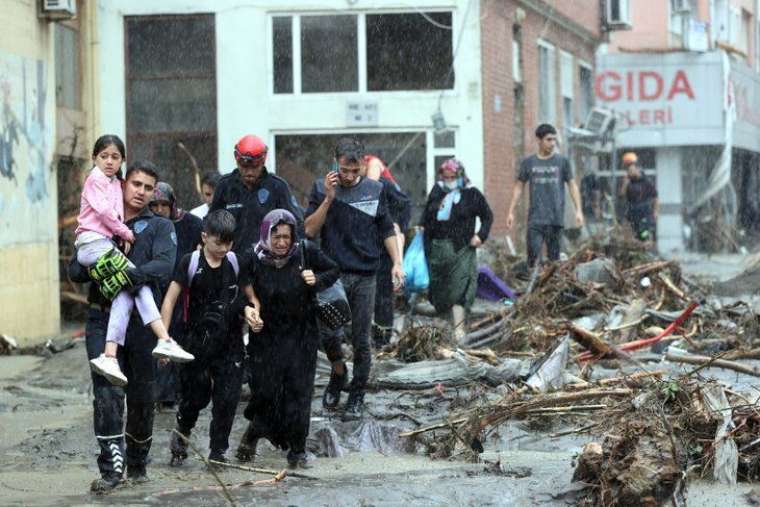 Yüzlerce vatandaşı çamur denizinden kurtardılar! 7