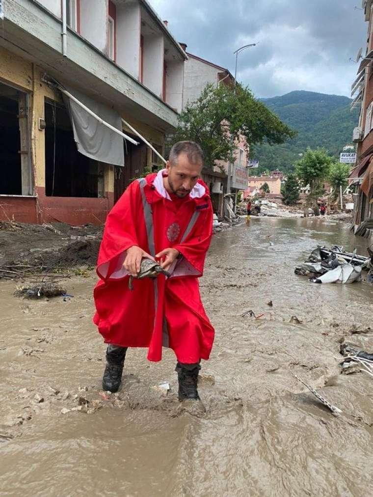 Yüzlerce vatandaşı çamur denizinden kurtardılar! 14