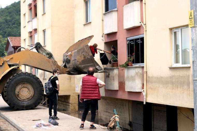 Yüzlerce vatandaşı çamur denizinden kurtardılar! 15