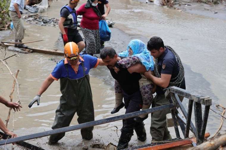 Yüzlerce vatandaşı çamur denizinden kurtardılar! 1