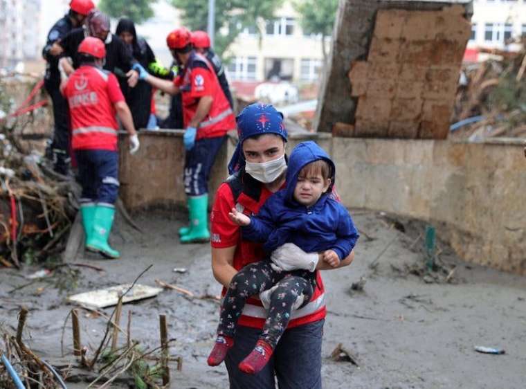 Yüzlerce vatandaşı çamur denizinden kurtardılar! 13