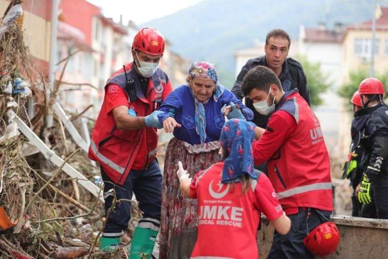 Yüzlerce vatandaşı çamur denizinden kurtardılar! 18