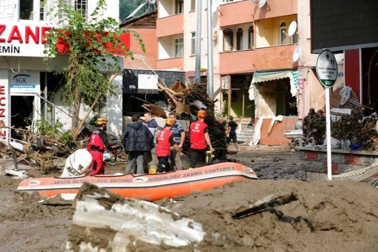 Yüzlerce vatandaşı çamur denizinden kurtardılar! 19