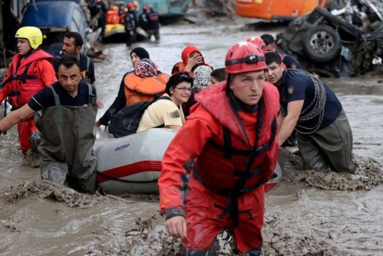 Yüzlerce vatandaşı çamur denizinden kurtardılar! 21