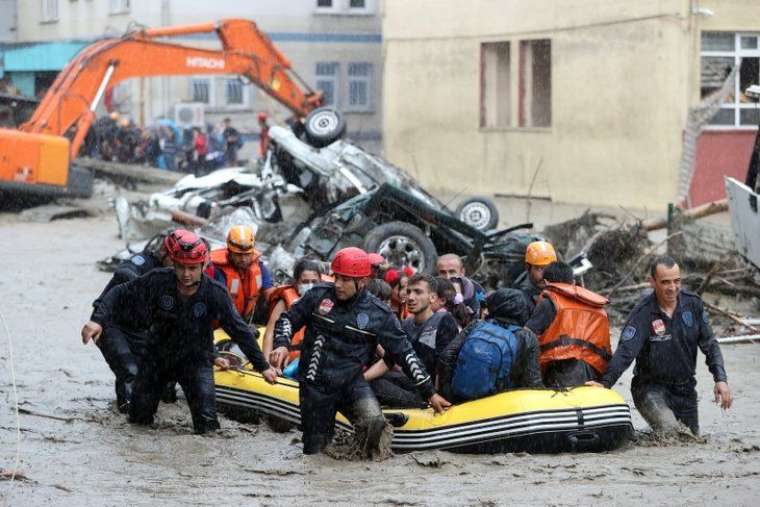 Yüzlerce vatandaşı çamur denizinden kurtardılar! 22