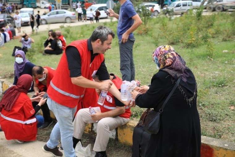 Yüzlerce vatandaşı çamur denizinden kurtardılar! 25