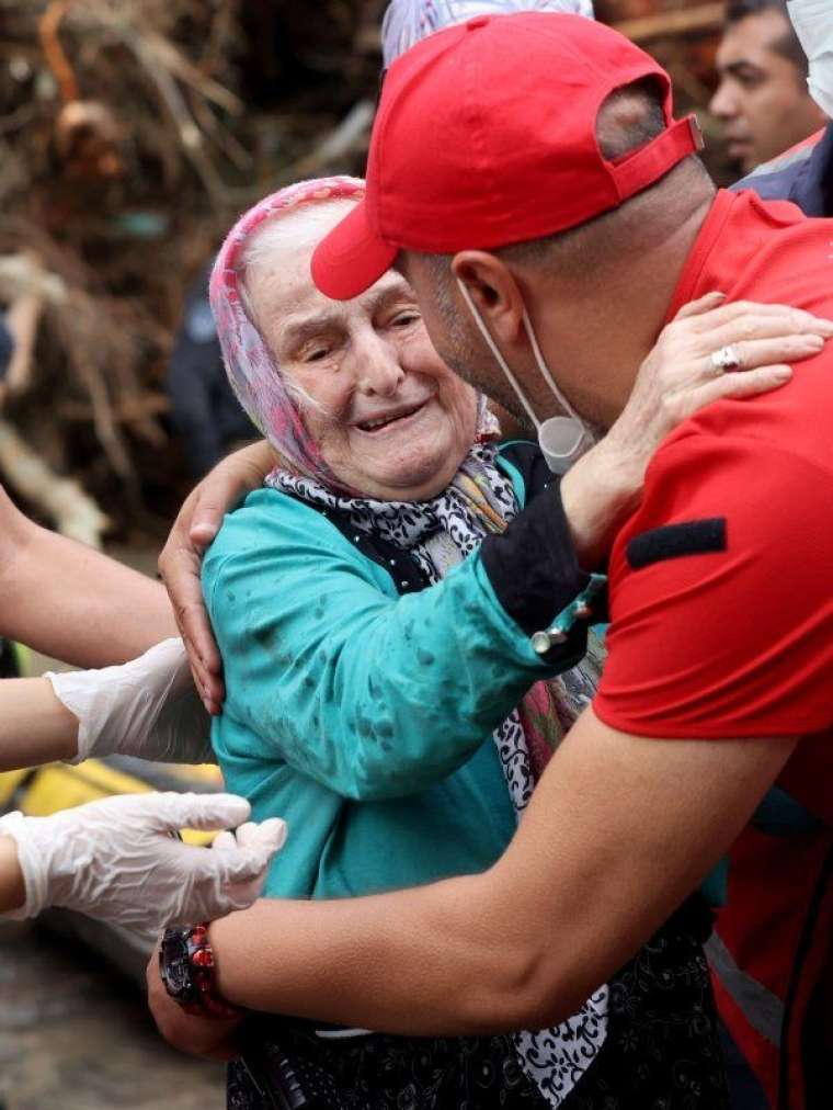 Yüzlerce vatandaşı çamur denizinden kurtardılar! 3