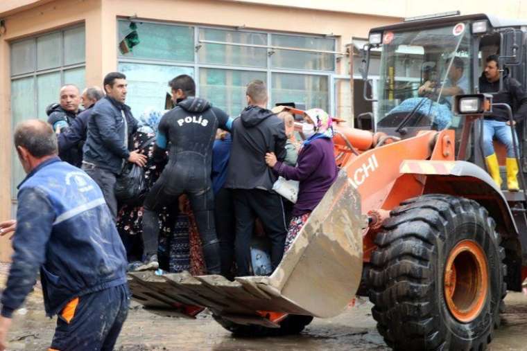 Yüzlerce vatandaşı çamur denizinden kurtardılar! 26