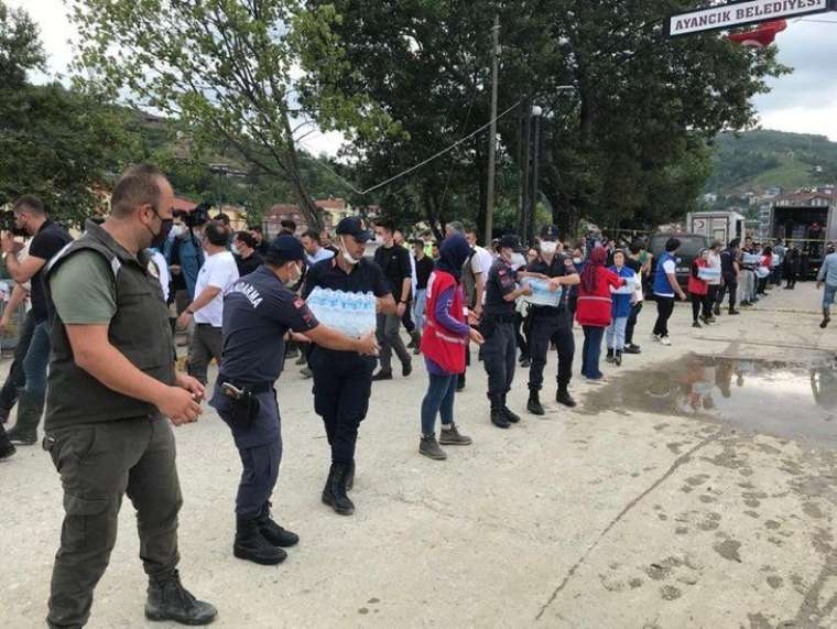 Yüzlerce vatandaşı çamur denizinden kurtardılar! 27