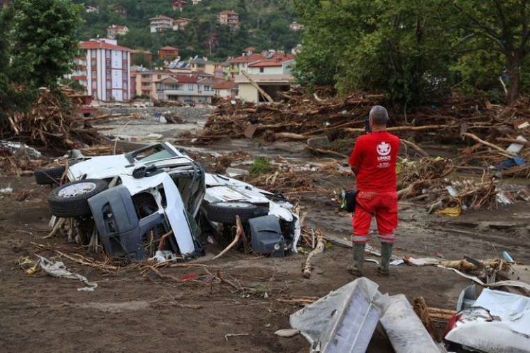 Yüzlerce vatandaşı çamur denizinden kurtardılar! 28