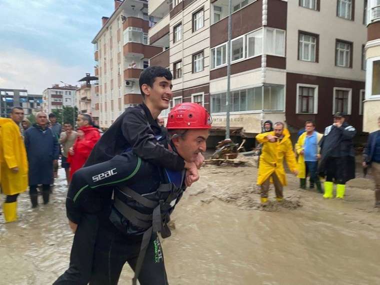 Yüzlerce vatandaşı çamur denizinden kurtardılar! 30