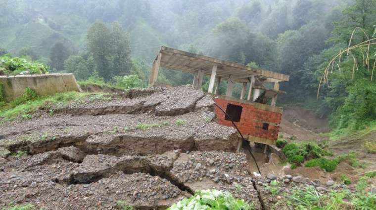 Rize’de 3 katlı bina heyelanda sürüklendi 13