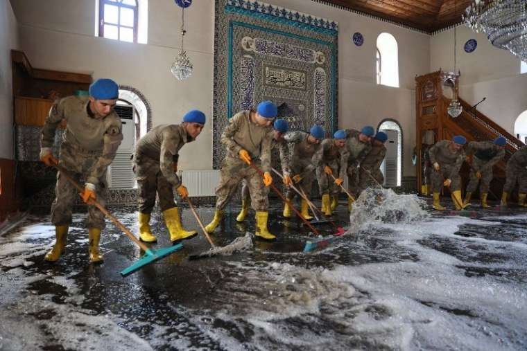 Komandolar selden etkilenen camiyi pırıl pırıl yaptılar 14