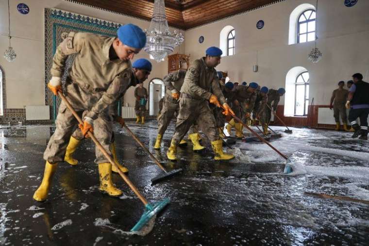 Komandolar selden etkilenen camiyi pırıl pırıl yaptılar 17