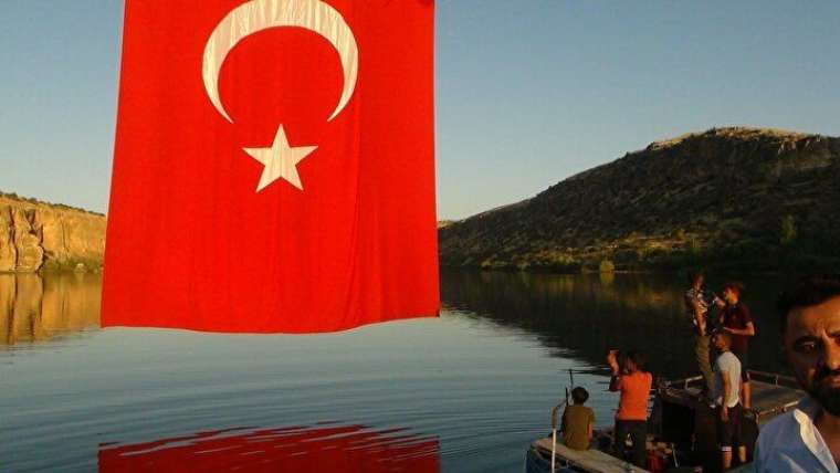 96 metrekarelik Türk bayrağı astılar: Dalgalanması bizim için bir gurur 4