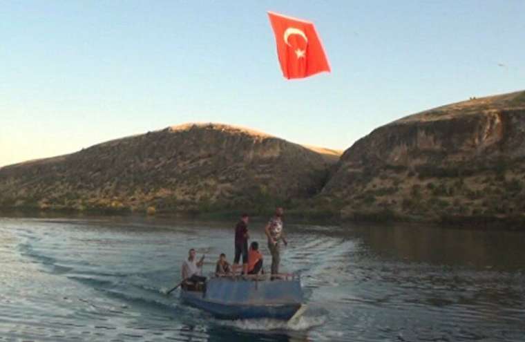 96 metrekarelik Türk bayrağı astılar: Dalgalanması bizim için bir gurur 6