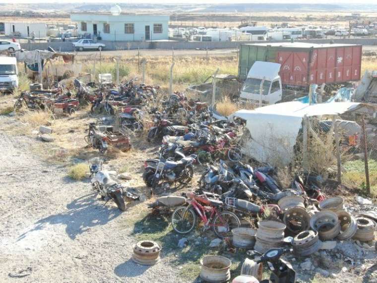 Otoparkta yatan servet! Toprağa gömülü halde bekliyorlar 3