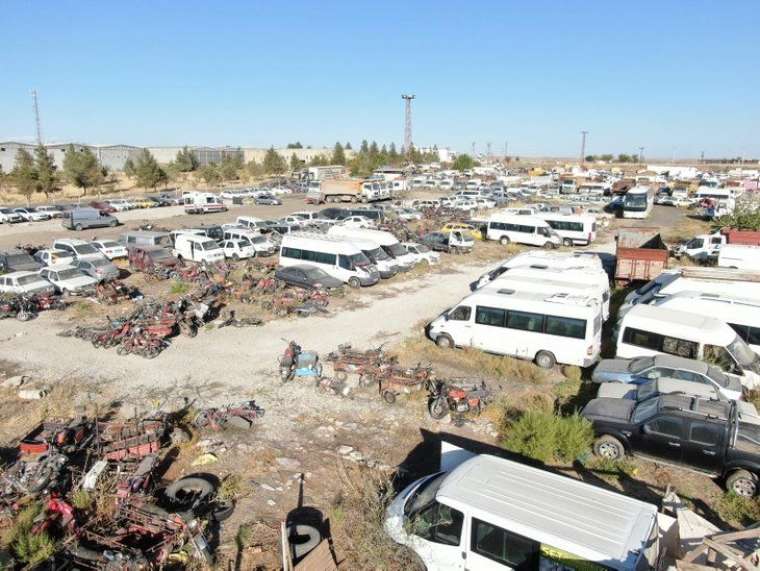 Otoparkta yatan servet! Toprağa gömülü halde bekliyorlar 13