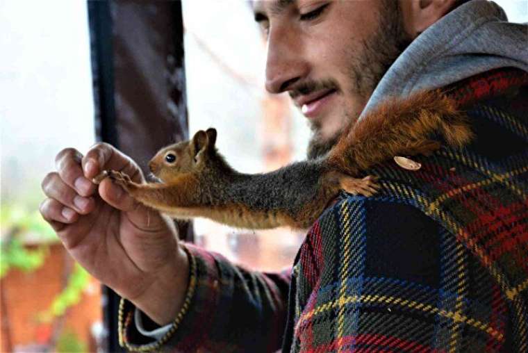 Çay içiyor, cips yiyor, otomobille geziyor! 5