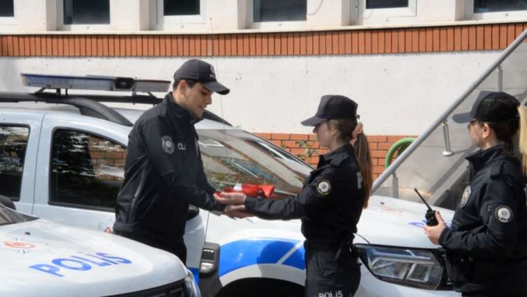 Direkten Türk bayrağını alıp giden çocukla ilgili gerçek, polis eve gidince ortaya çıktı 6