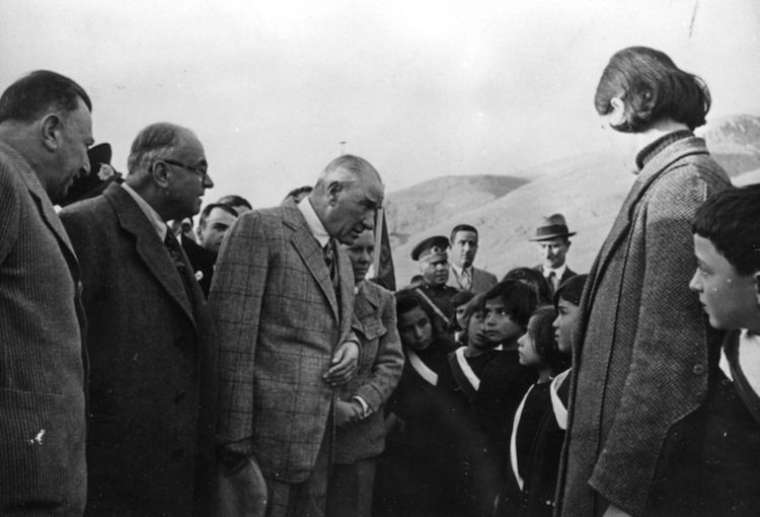 Mustafa Kemal Atatürk: Çocuklar geleceğimizin güvencesi, yaşama sevincimizdir 14