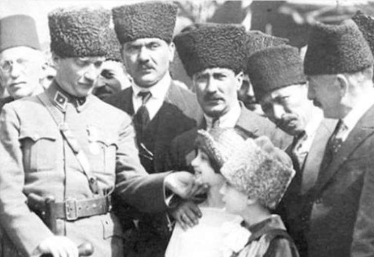 Mustafa Kemal Atatürk: Çocuklar geleceğimizin güvencesi, yaşama sevincimizdir 25