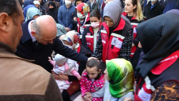 Bakan Soylu ağlayan şehit kızını teselli etti 3