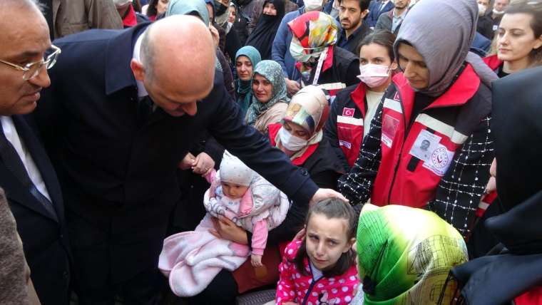 Bakan Soylu ağlayan şehit kızını teselli etti 4