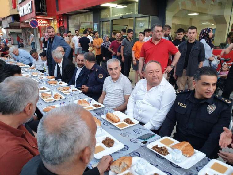 MHP Kadirli Belediyesi'nden 15 bin kişilik sokak iftarı 6