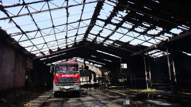 'Kuşum kaçtı' diyerek çatısına çıktığı fabrikayı benzin döküp yaktı! 4