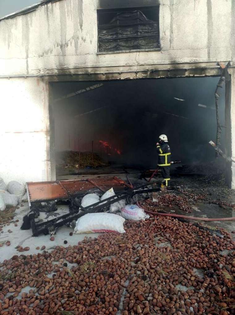 'Kuşum kaçtı' diyerek çatısına çıktığı fabrikayı benzin döküp yaktı! 3