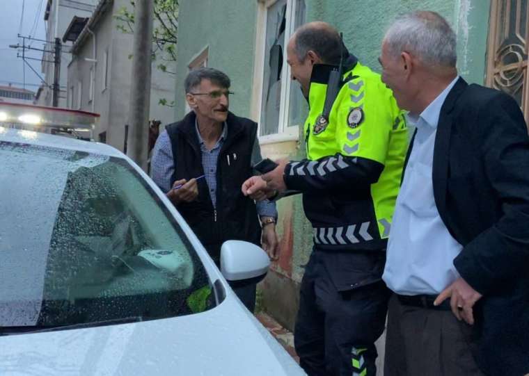 Cezayı yiyince polise sarılan alkollü sürücü kahkahaya boğdu 5